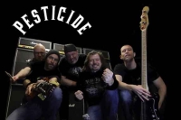 PESTICIDE enthüllen den teuflischen neuen Song «Looks That Kill» mit Video