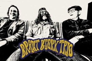 BRANT BJORK TRIO veröffentlichen neues Album «Once Upon A Time In The Desert» im September &#039;24. Erste Single «Backin&#039; The Daze» im Stream